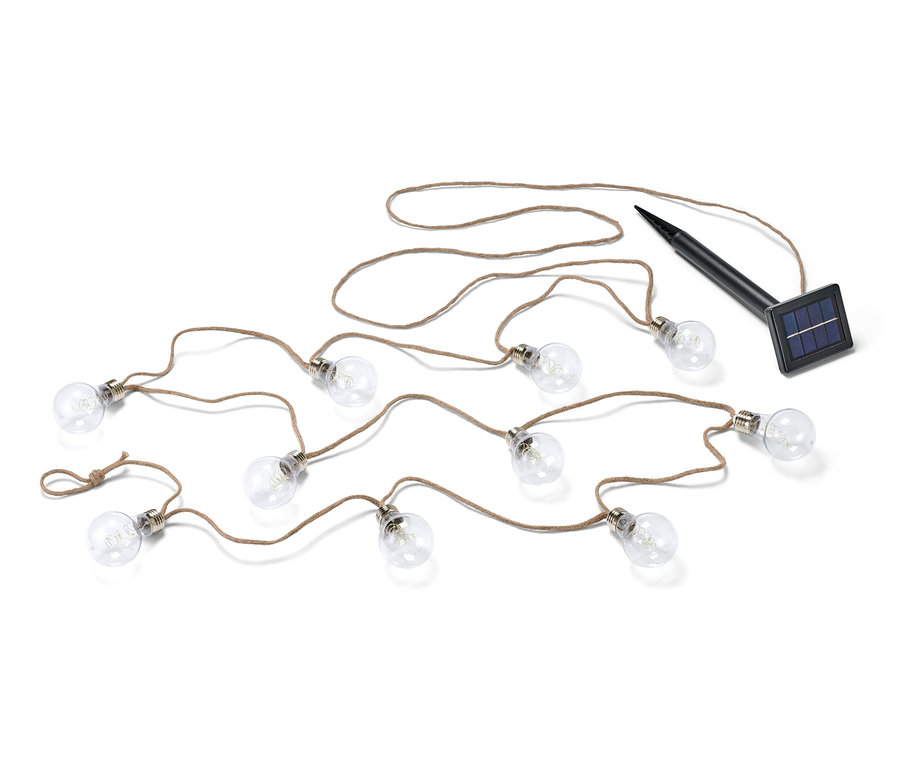 Solárna svetelná reťaz s jutovým lanom a solárnym panelom na bielom pozadí.
