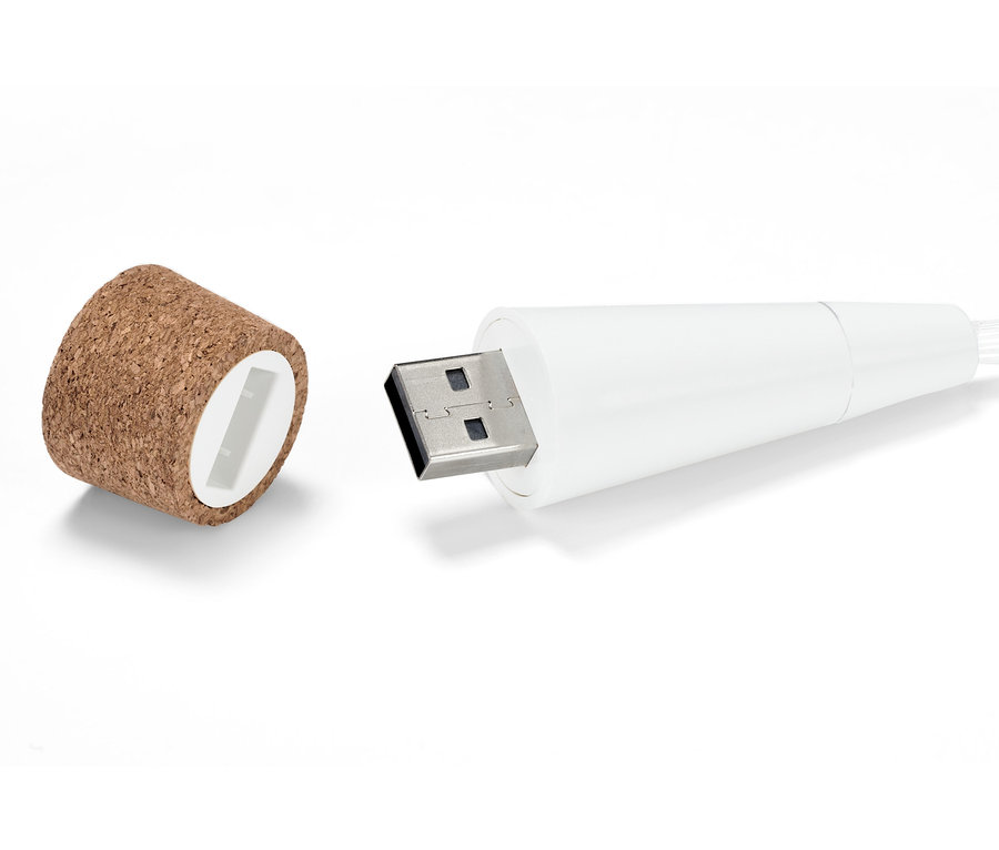 Detail LED korkovej zátky s batériou a USB konektora.