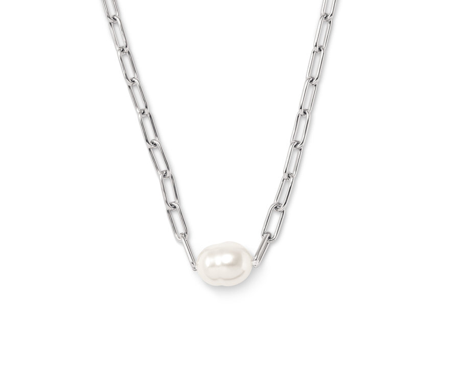 Strieborná retiazka s perlou v strede.