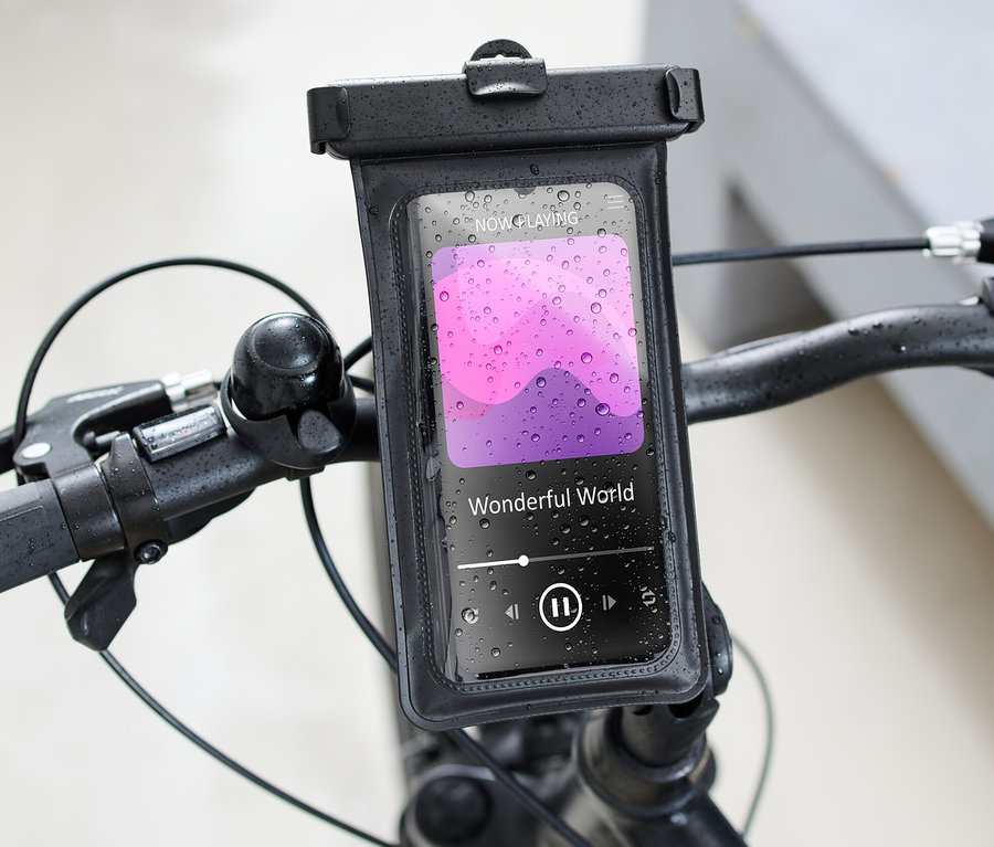 Detailný záber na držiak na smartfón na bicykel pripevnený k riadidlám bicykla, na displeji smartfónu je vidieť prehrávanie hudby.