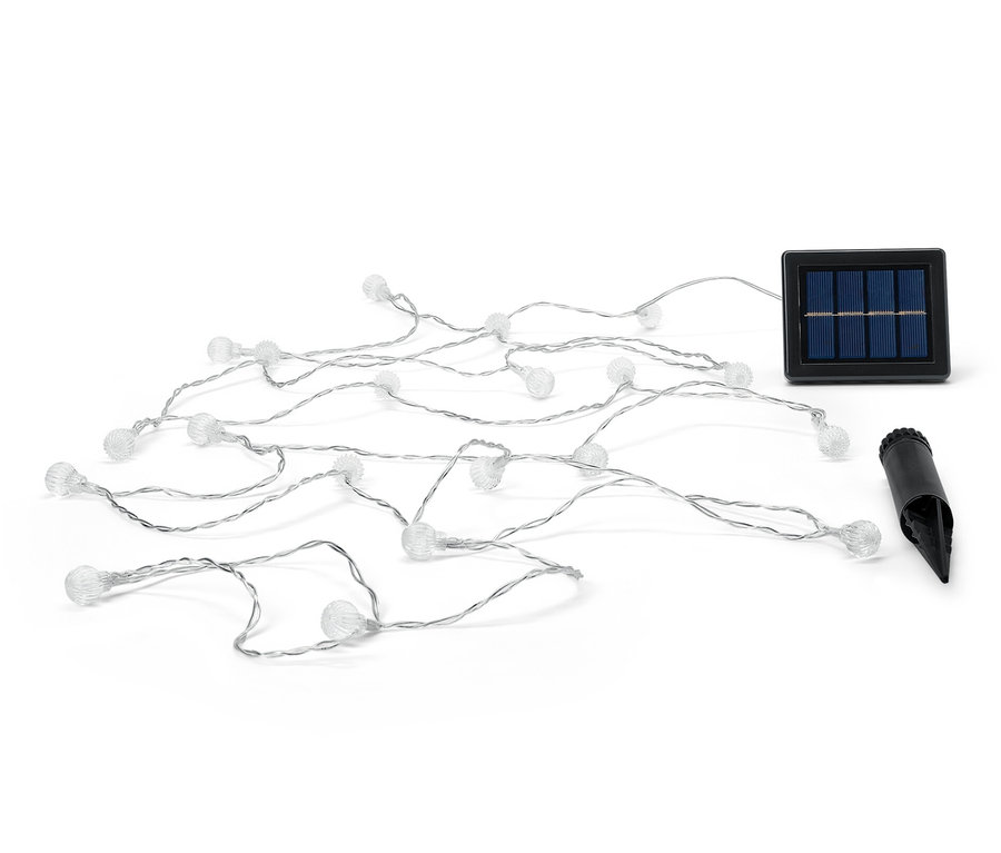 Solárna svetelná reťaz s guľôčkami leží na bielom pozadí.