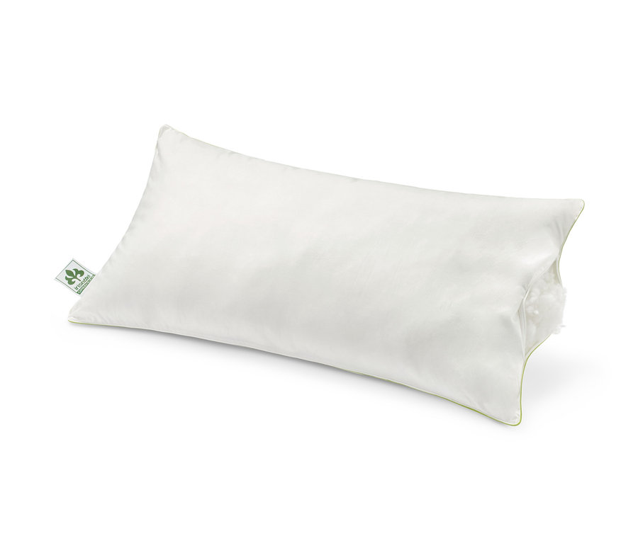 Biely vankúš irisette® greenline s rozmermi cca 80 x 40 cm leží na bielom pozadí.