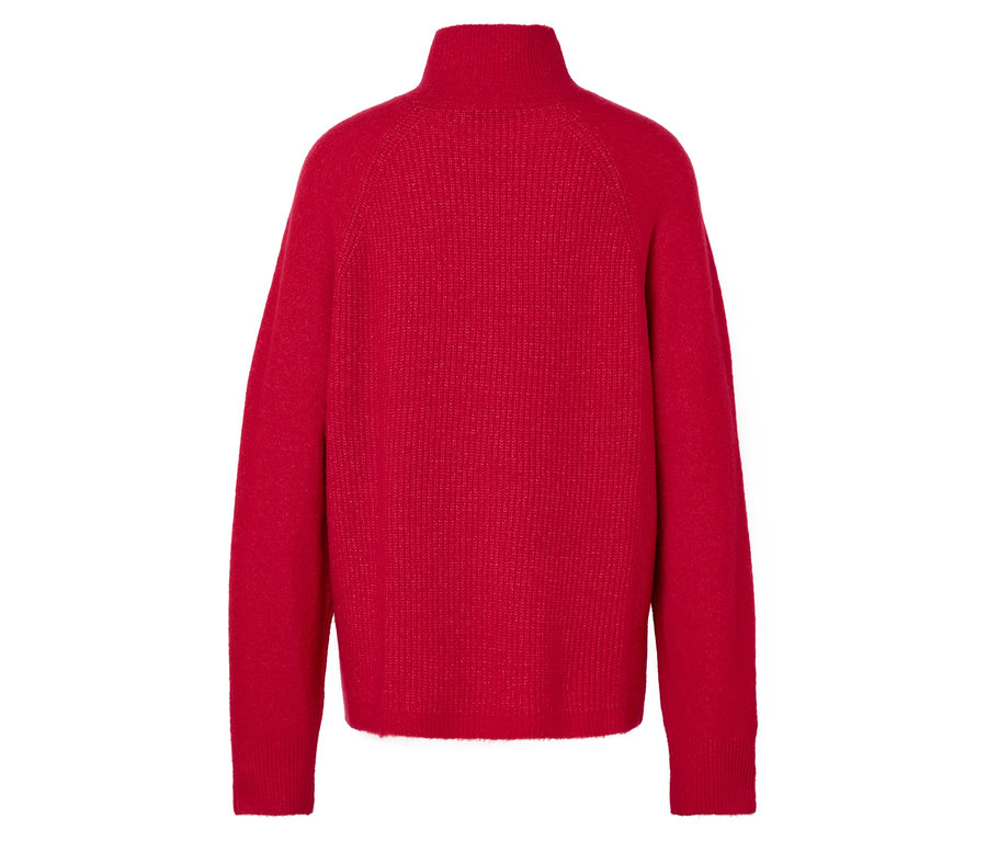 Červený vlnený sveter s rolákom.