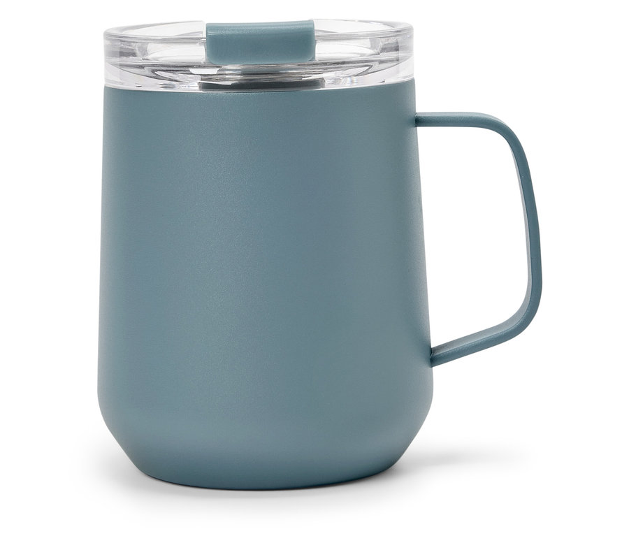 Modrý hrnček s priehľadným viečkom a rúčkou.