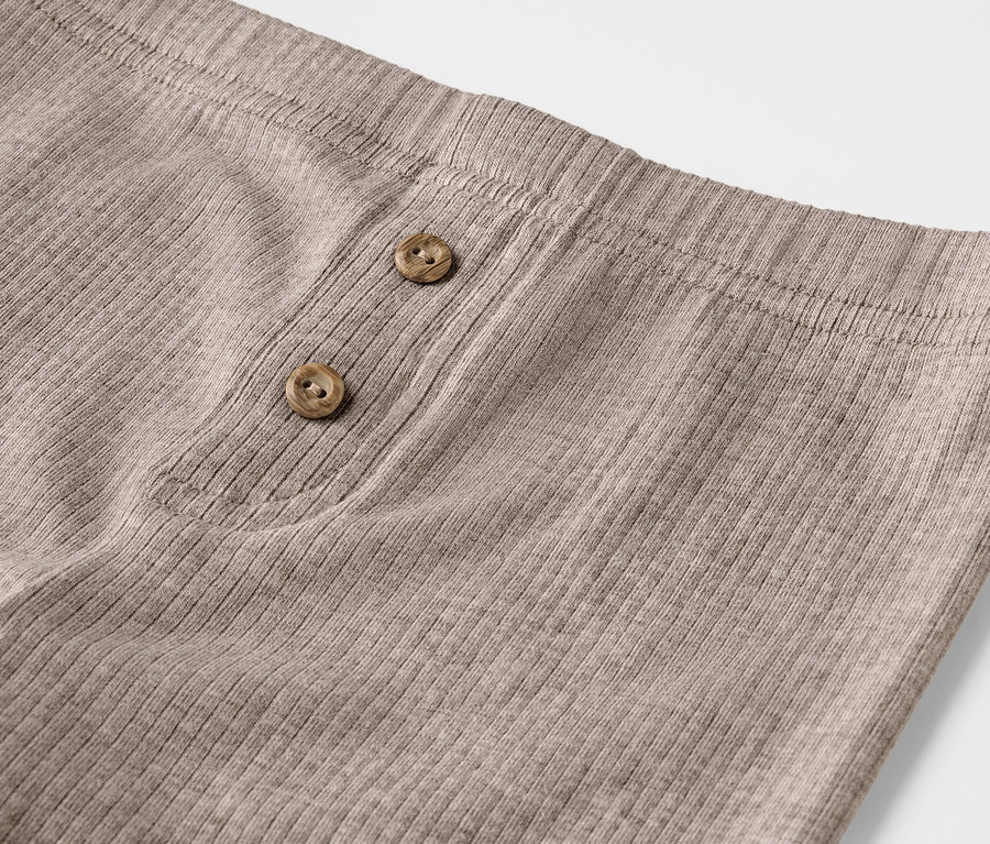 Detail detských rebrovaných legín s ozdobnými gombíkmi, 2 ks.