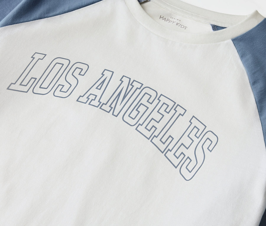 Detail detskej pyžamovej súpravy s nápisom Los Angeles.