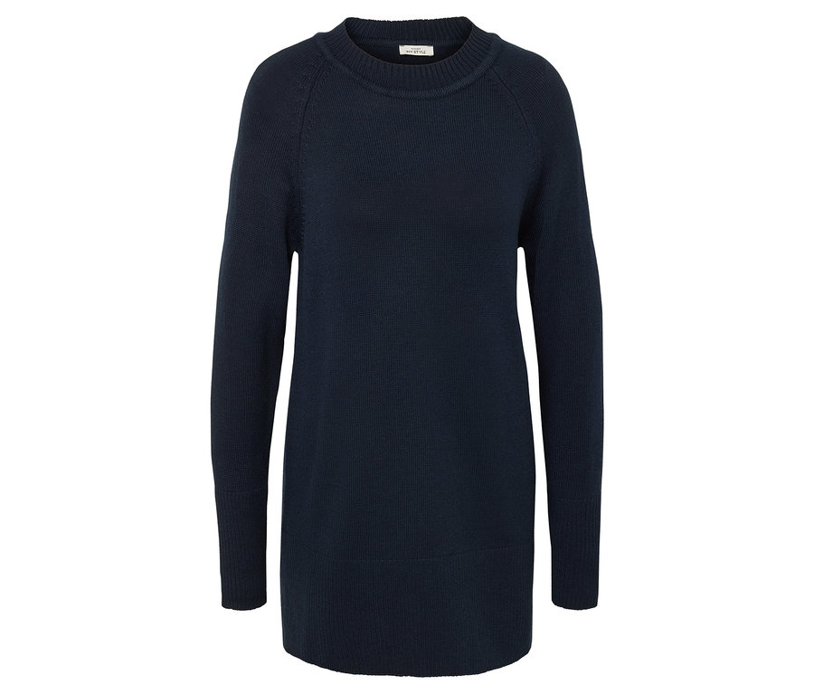 Tmavomodré pletené šaty s dlhými rukávmi na bielom pozadí.