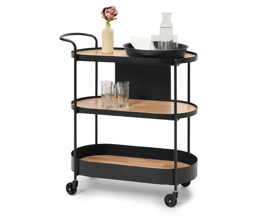 Čierny barový vozík s tromi policami z hnedého dreva, na vrchnej polici váza s kvetinou, karafa s vodou a poháre.