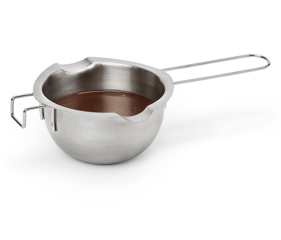 Nerezová miska s držadlom naplnená hnedou tekutinou.