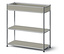 Trojposchodová polica s kovovým rámom a sivými policami.