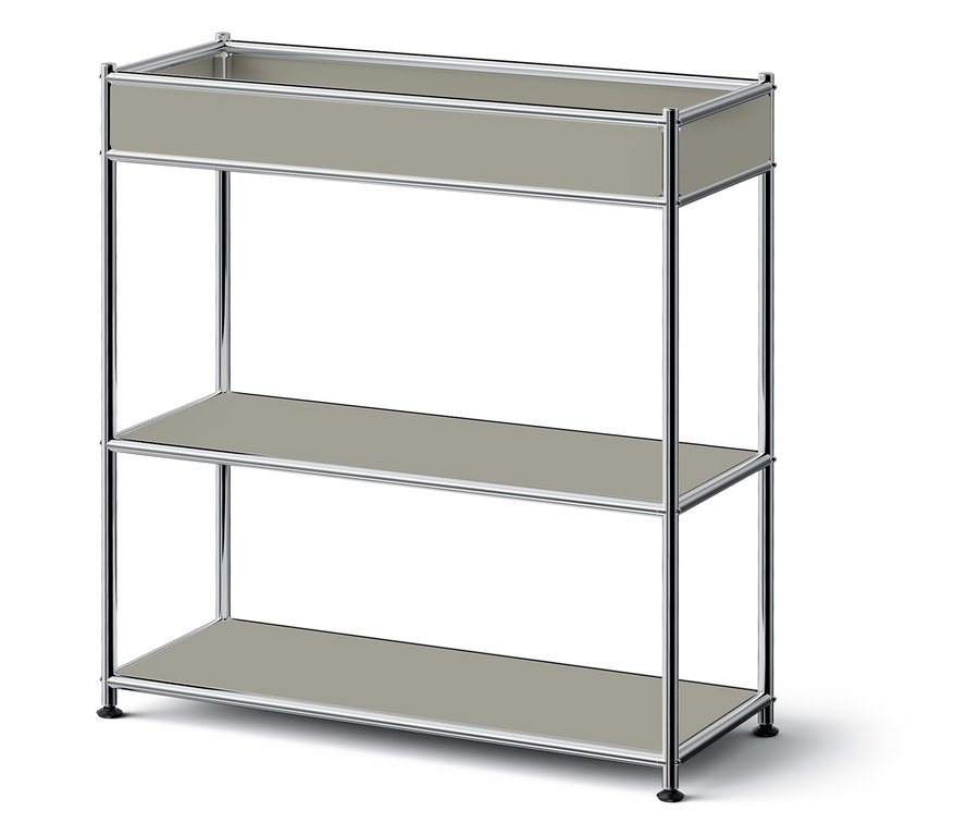 Trojposchodová polica s kovovým rámom a sivými policami.