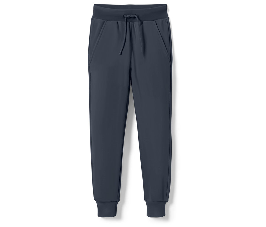 Tmavo modré tepláky so sťahovacou šnúrkou v páse.