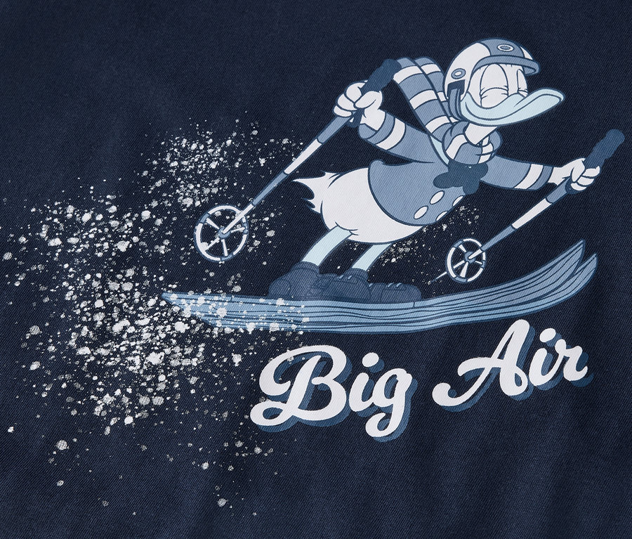 Kreslená postavička lyžuje a strieka sneh, pod ňou je nápis "Big Air".