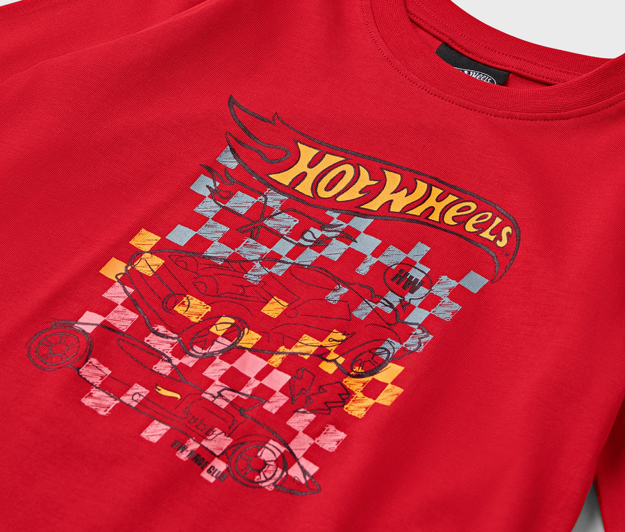 Detail červeného trička s motívom Hot Wheels.