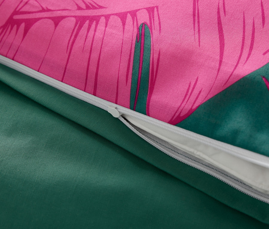 Detail posteľnej bielizne renforcé Tropical Rose so zipsom.