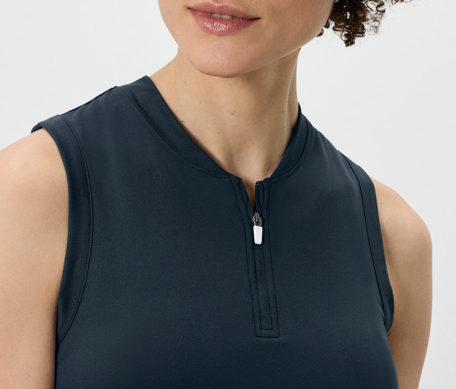 Žena má na sebe tmavomodrý funkčný top.