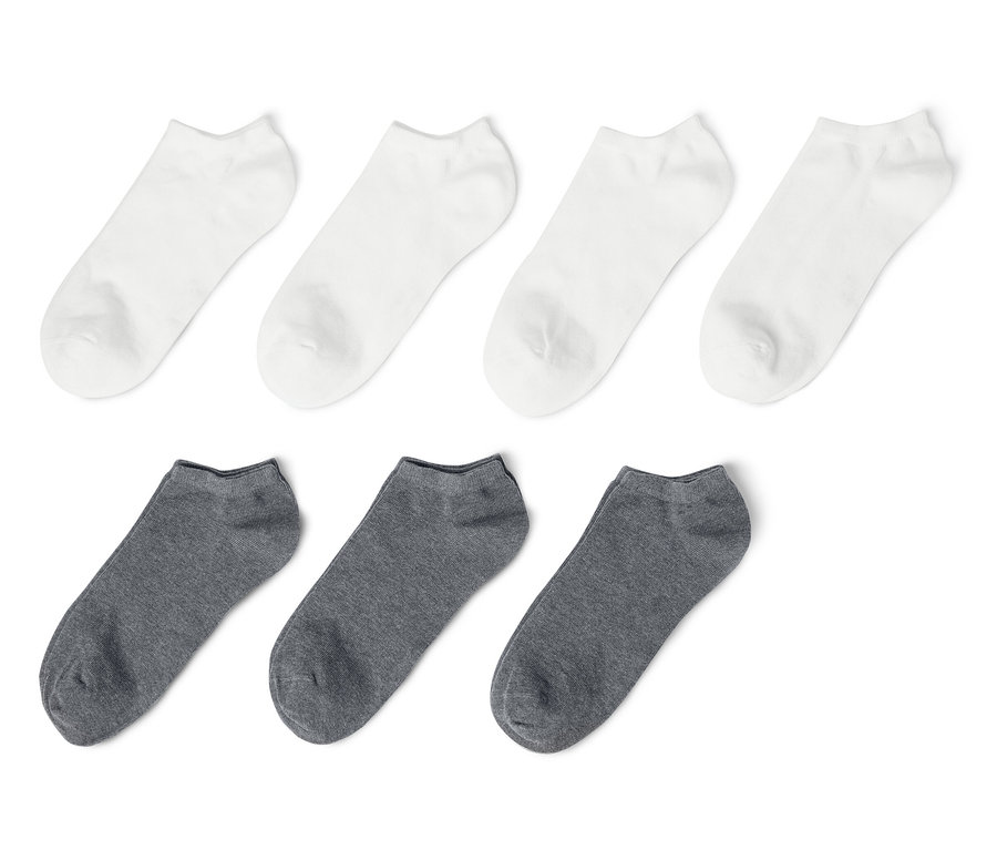 Sedem párov nízkych ponožiek v bielej a sivej farbe.