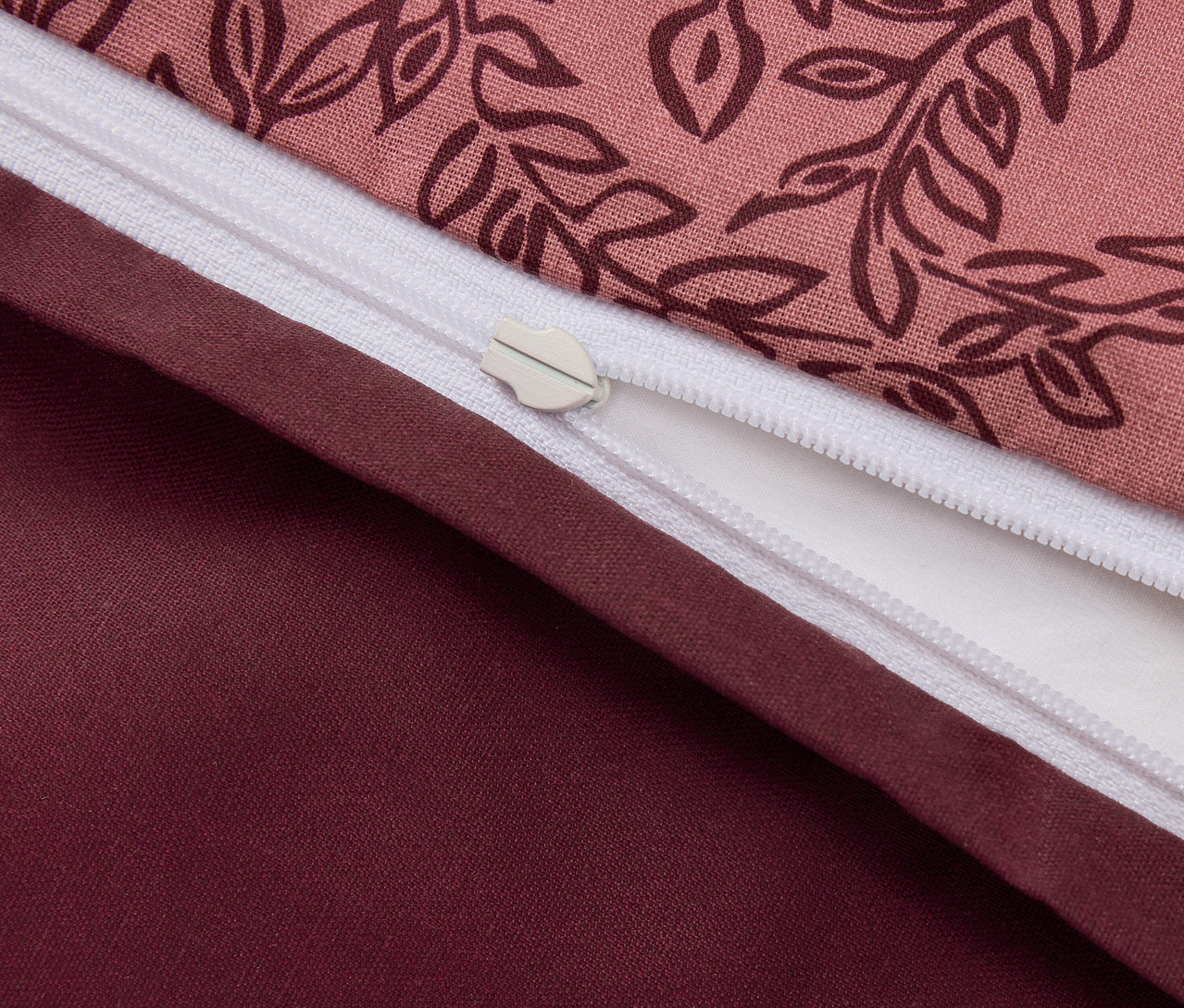 Detailný záber na obliečku na perinu s kvetinovou potlačou a zipsom.