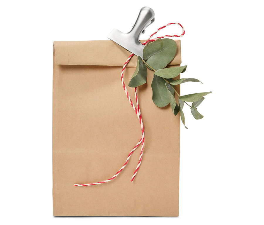 Hnedá papierová taška s klipom, šnúrkou a eukalyptom.