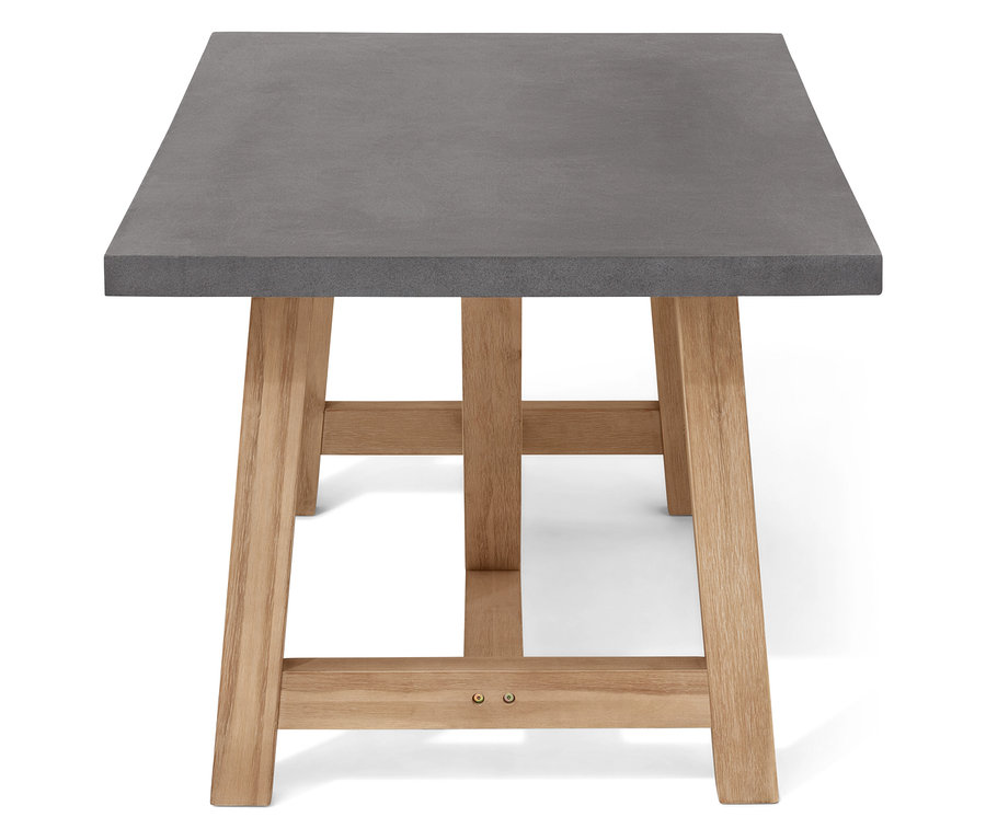 Detail sivého stola s drevenými nohami.