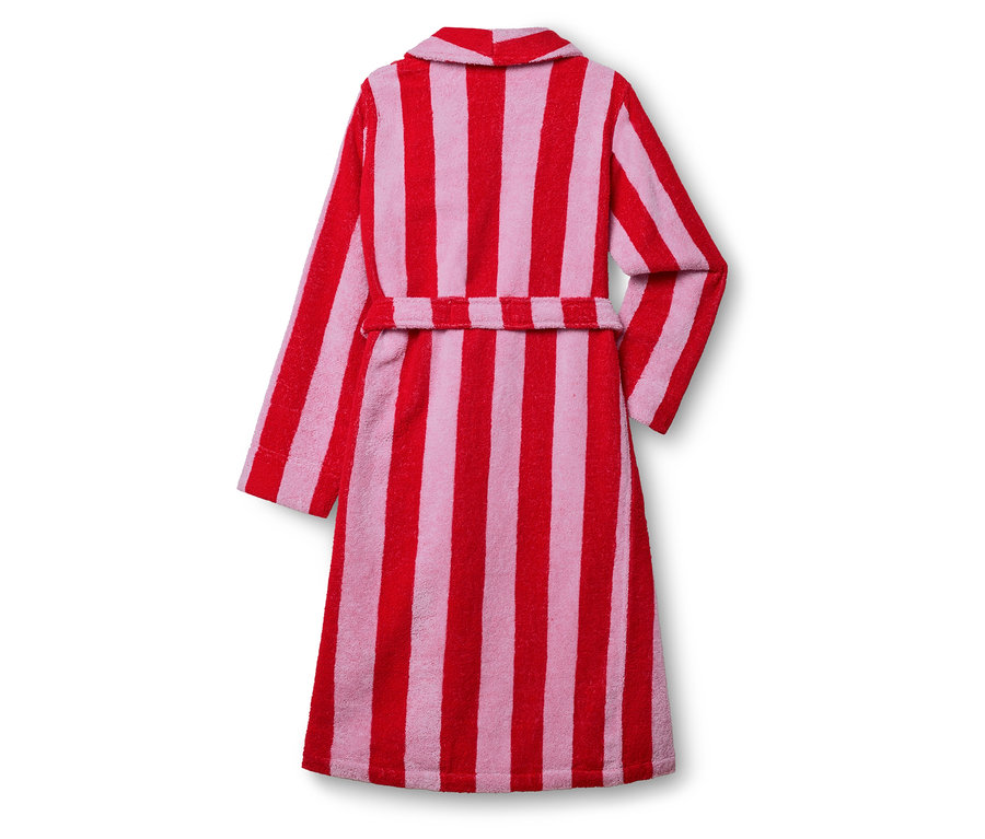 Pohľad zozadu na červeno-ružový pruhovaný župan.