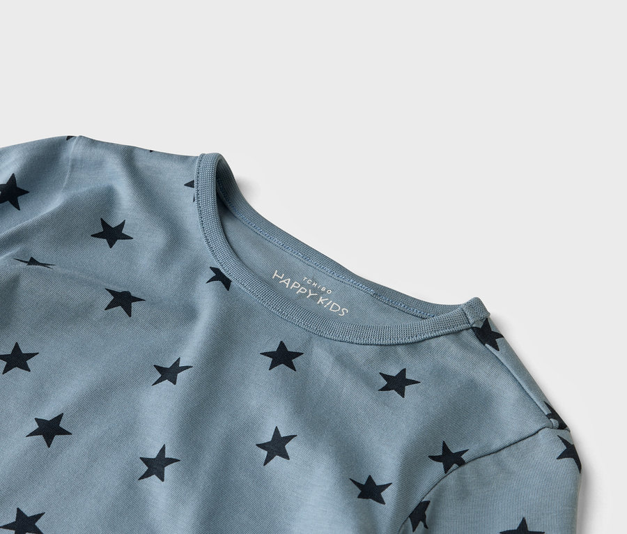 Detailný záber na svetlomodré tričko HAPPY KIDS s čiernymi hviezdami.