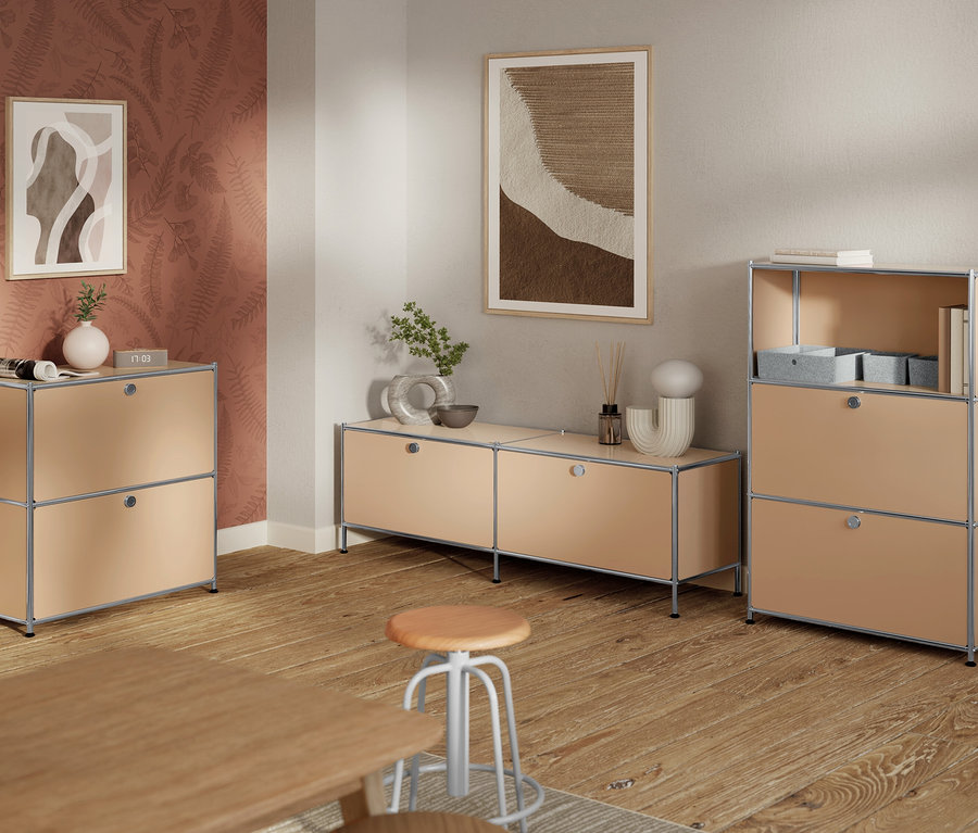 Obývacia izba so svetlohnedými modulárnymi úložnými jednotkami, svetlohnedou stoličkou, drevenou podlahou a abstraktnými obrazmi na stene.