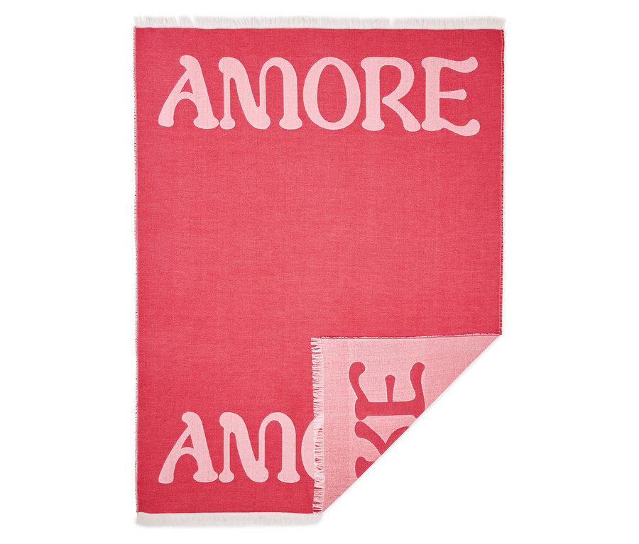 Červená deka s nápisom "AMORE" ružovým písmom.