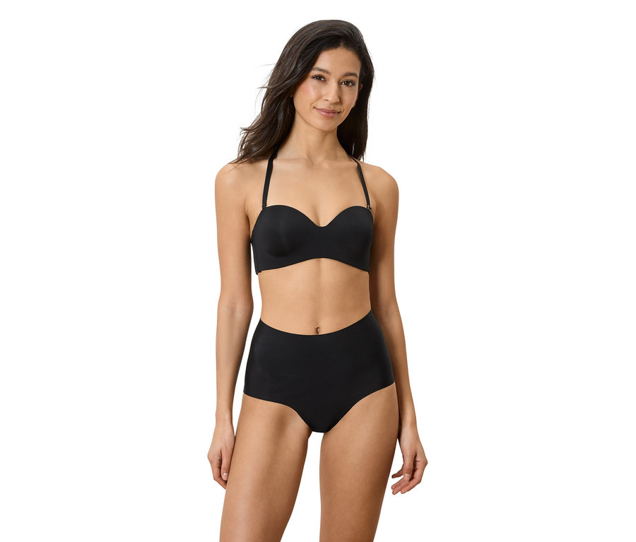 Žena má na sebe čiernu podprsenku bez ramienok a nohavičky s vysokým pásom.