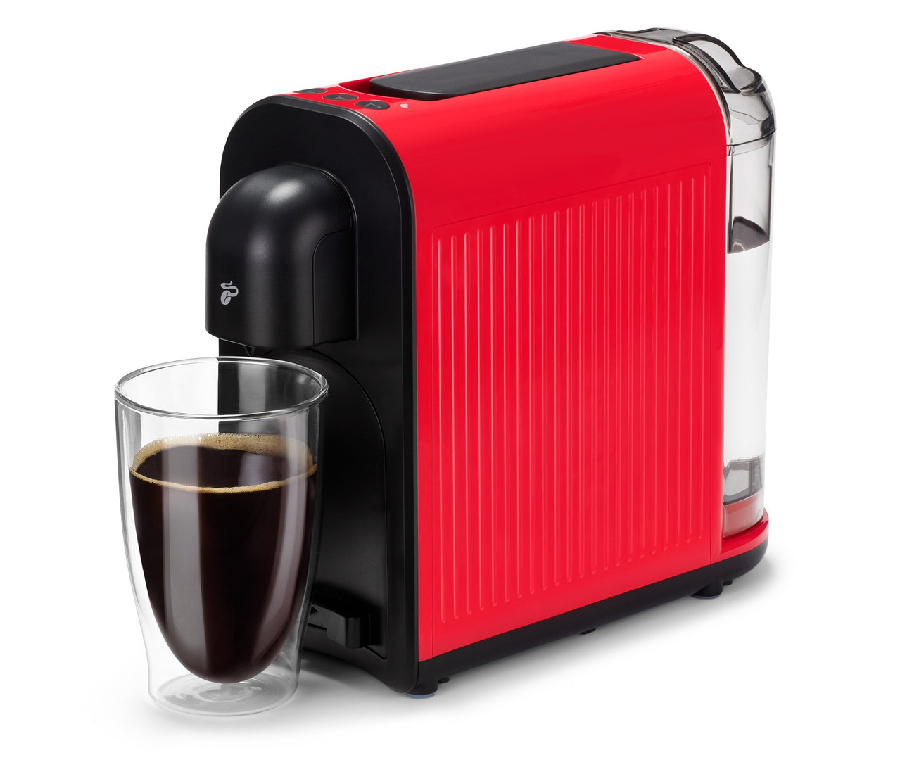 Červený kávovar Cafissimo now red stojí vedľa pohára s tmavou kávou.