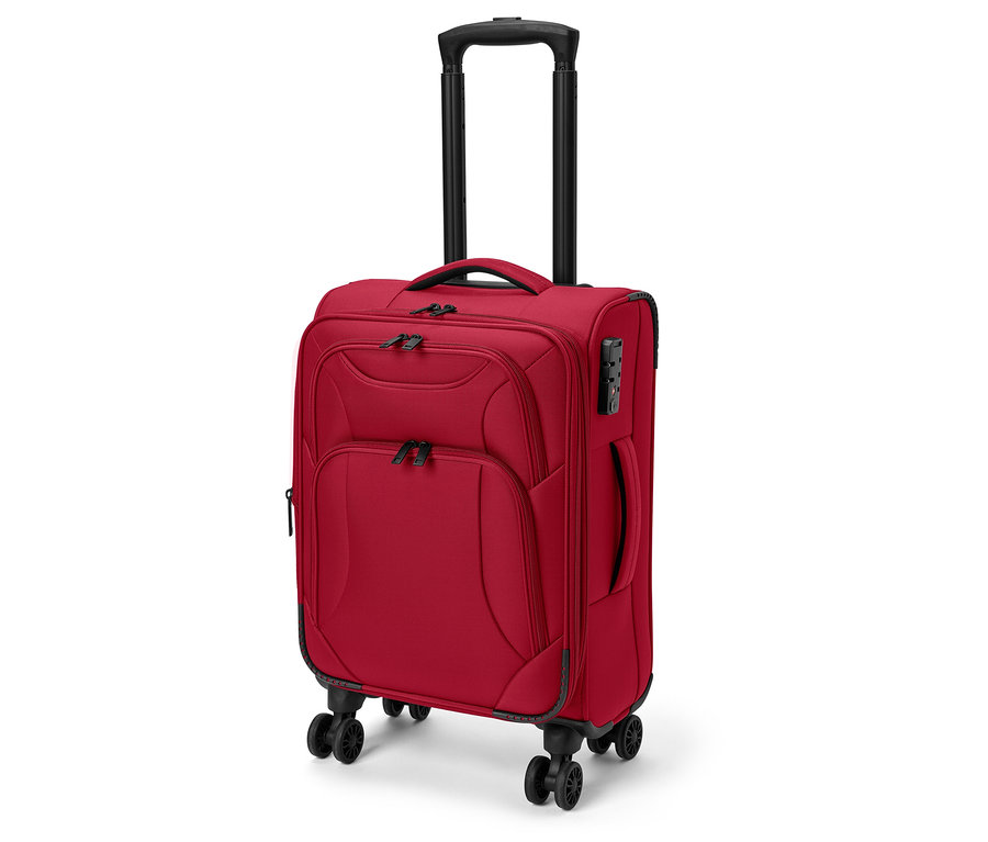 Malý červený textilný kufor s vysunutou rúčkou, prednými vreckami a kolieskami.