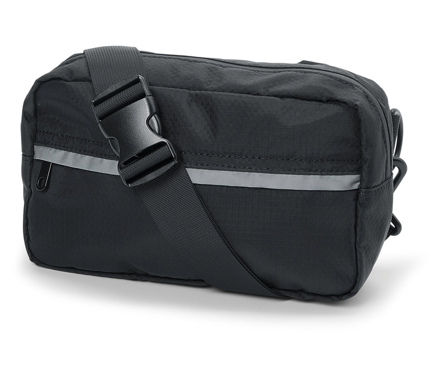 Čierna bedrová taška s nastaviteľným popruhom a reflexným pásikom.