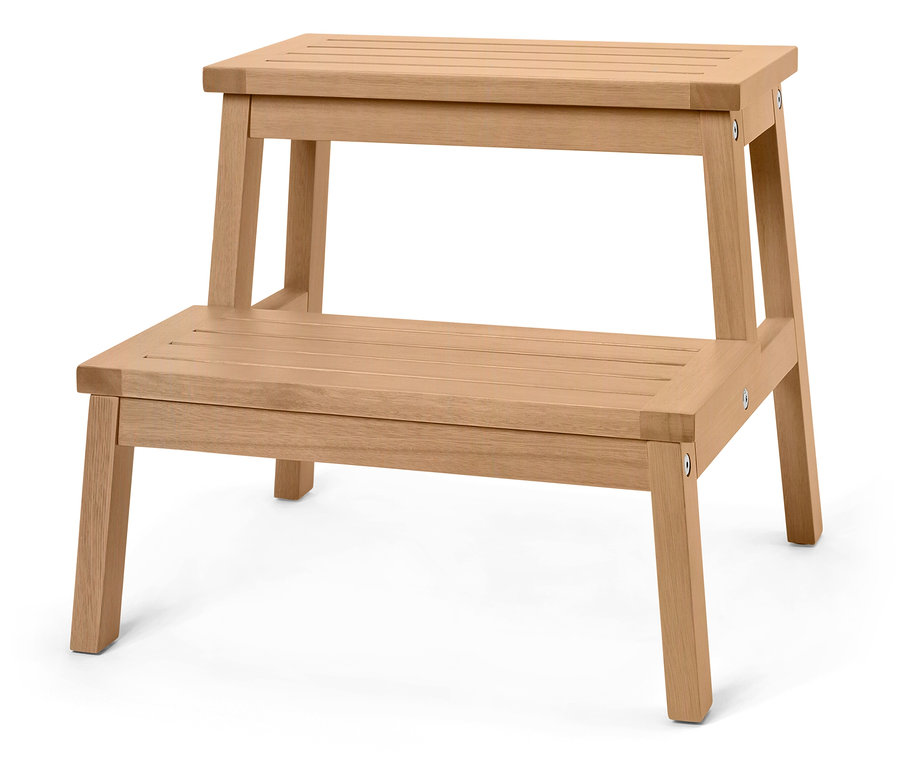 Dvojstupňová stolička zo svetlého dreva na bielom pozadí.