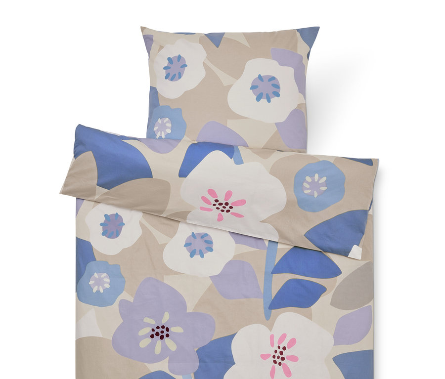 Súprava obliečok s kvetinovým vzorom v béžovej, fialovej a modrej farbe, pozostávajúca z obliečky na vankúš a obliečky na prikrývku.