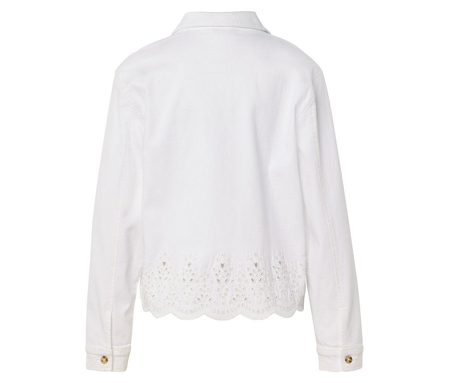 Pohľad zozadu na bielu bundu s dierkovanou výšivkou na spodnom leme.