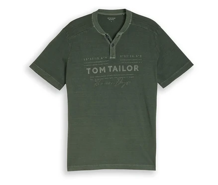 Zelené tričko Tom Tailor Serafino s logom a Henley výstrihom, položené naplocho.