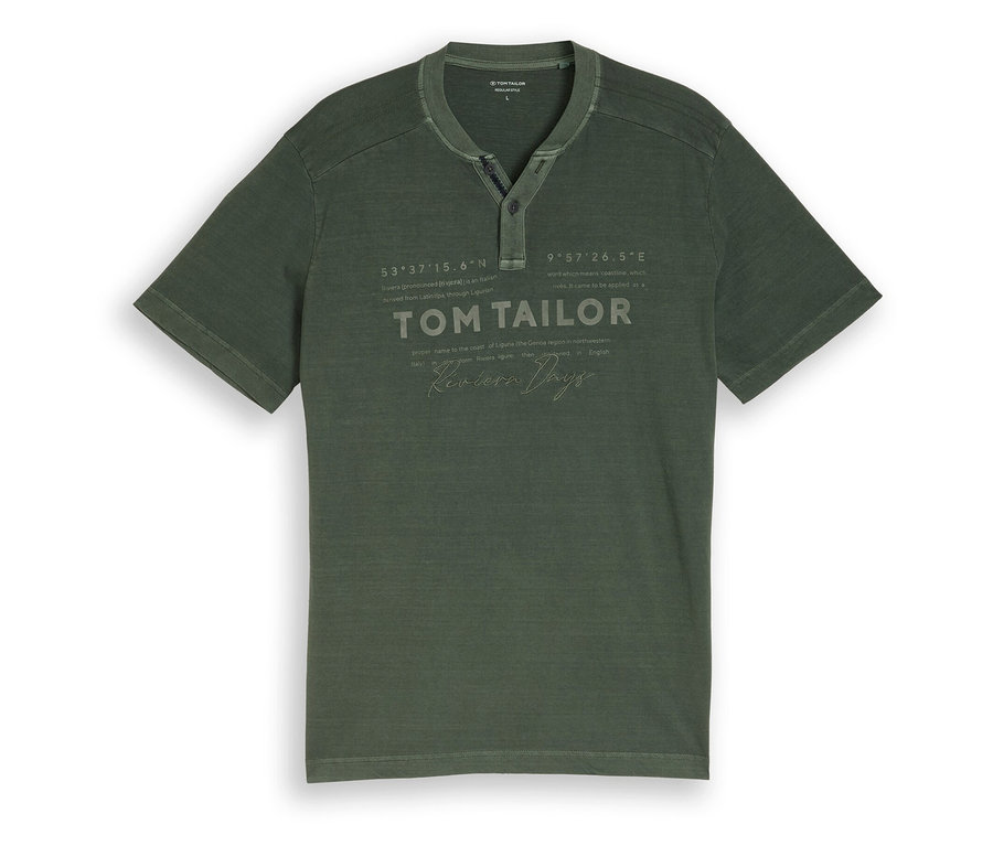 Zelené tričko Tom Tailor Serafino s logom a Henley výstrihom, položené naplocho.