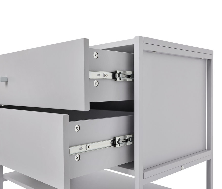 Sivá skrinka s dvoma otvorenými zásuvkami.