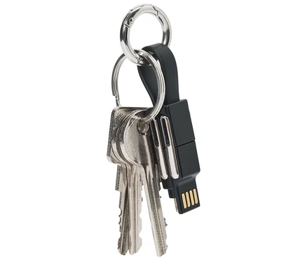 Zväzok kľúčov s tromi kľúčmi a čiernym USB kľúčom na striebornom krúžku.
