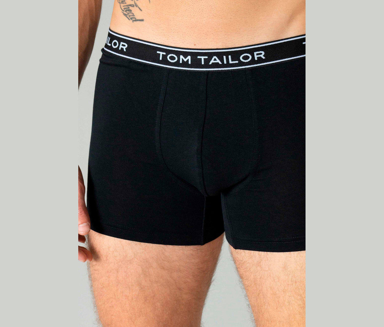 Detailný záber na muža v čiernych boxerkách značky Tom Tailor.