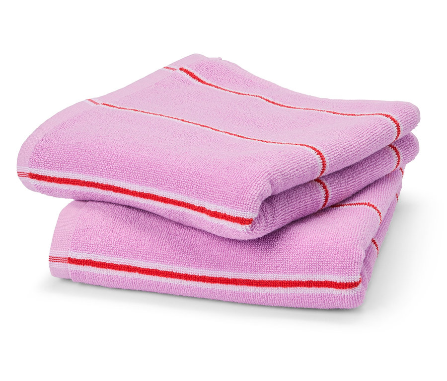 Stoh troch ružových uterákov s červenými a bielymi pruhmi.