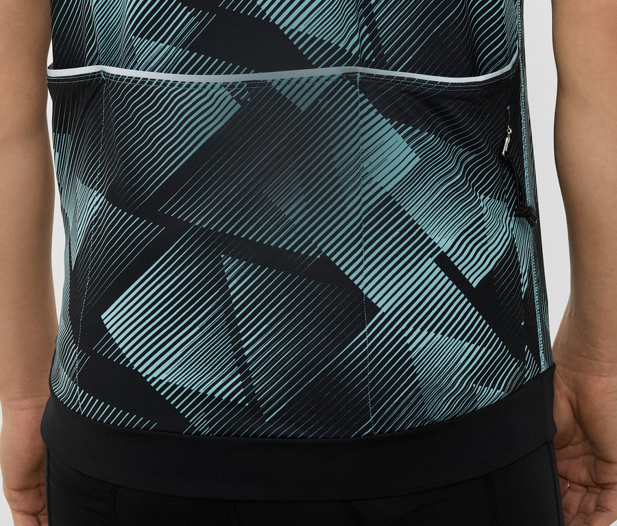 Detailný záber na zadnú časť cyklistického dresu s geometrickým vzorom v čiernej a tyrkysovej farbe.