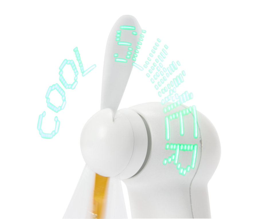 Detailný záber na biely mini ventilátor zobrazujúci zelené LED nápisy „COOL“ a „LED“.