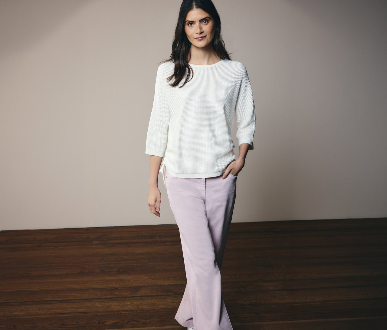 Žena pózuje v pulóvri z jemného úpletu CECIL a džínsoch CECIL »Neele«.