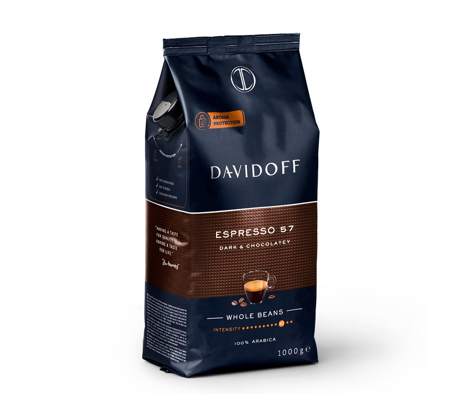 Tmavomodré a hnedé balenie kávy DAVIDOFF CAFÉ Espresso 57, 1 kg zrnkovej kávy s ochranou arómy a šálkou espressa.