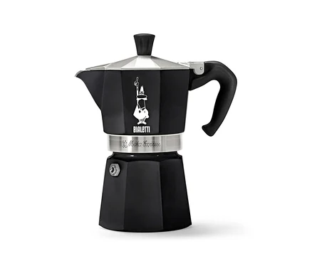 Čierny kávovar Bialetti Moka Express na bielom pozadí.