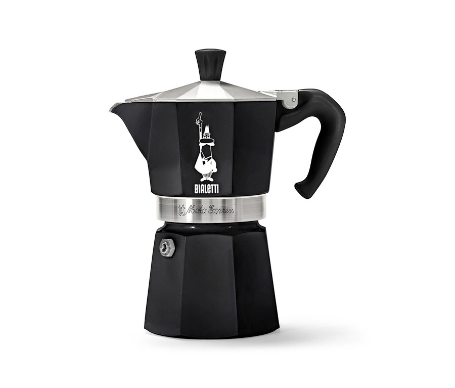 Čierny kávovar Bialetti Moka Express na bielom pozadí.