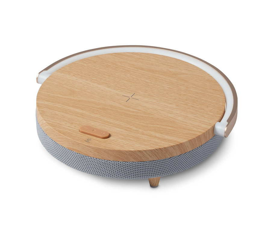 Reproduktor s bluetooth, bezdrôtovou nabíjačkou a LED nočným svetlom na bielom pozadí.