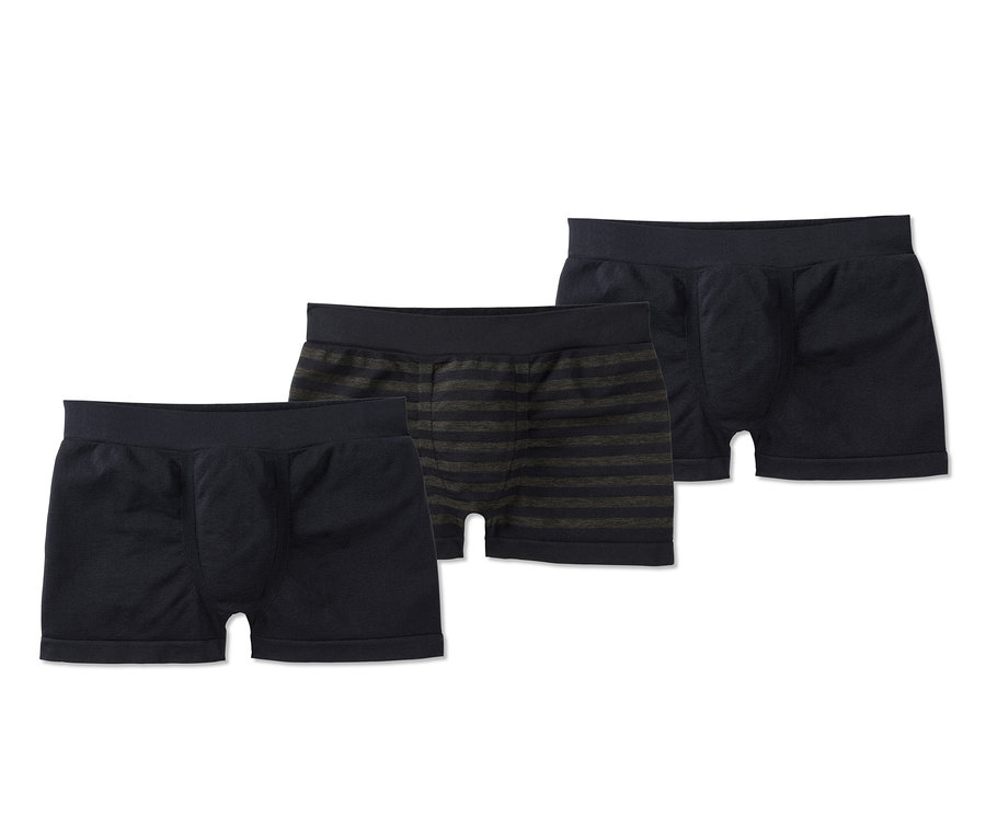 Tri boxerky Bezšvové boxerky, 3 ks v čiernej farbe a s prúžkami, ležia na bielom pozadí.