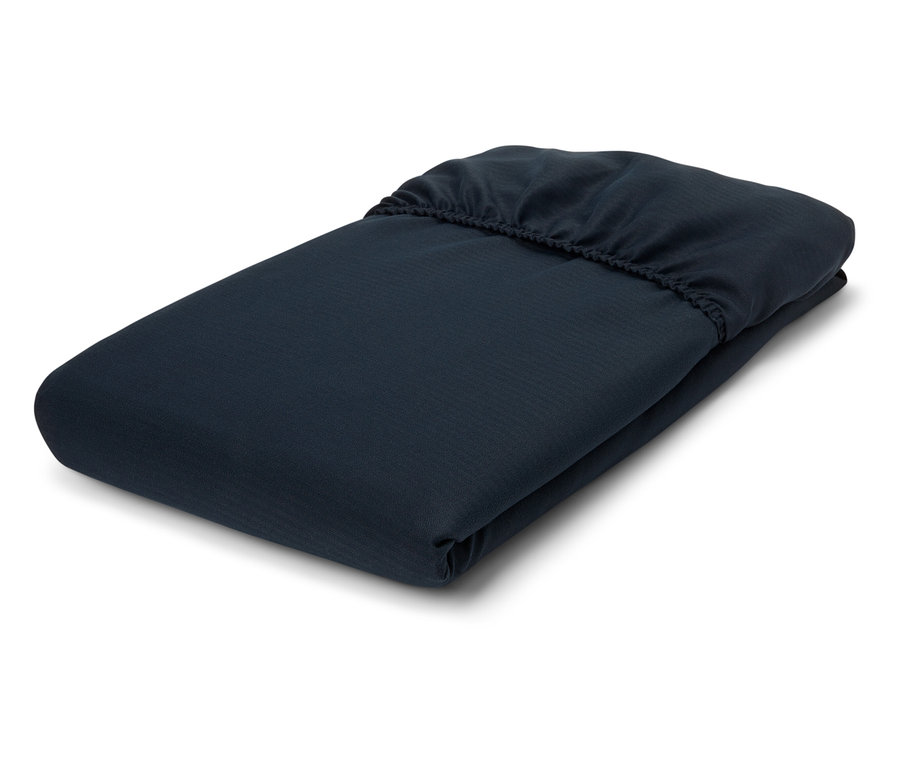 Zložená tmavomodrá plachta s gumičkou na bielom pozadí.